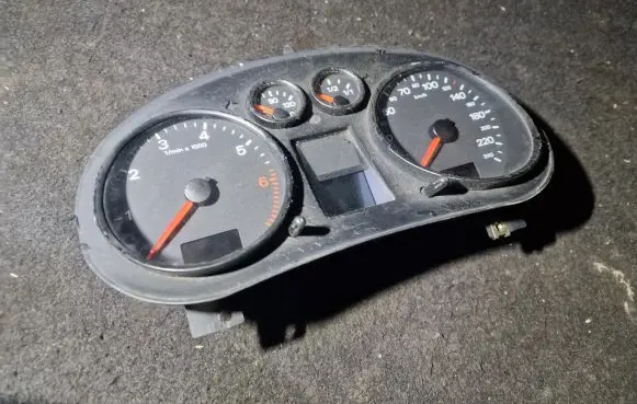 Audi A2 Speedometer (instrument cluster) 8Z0920900A