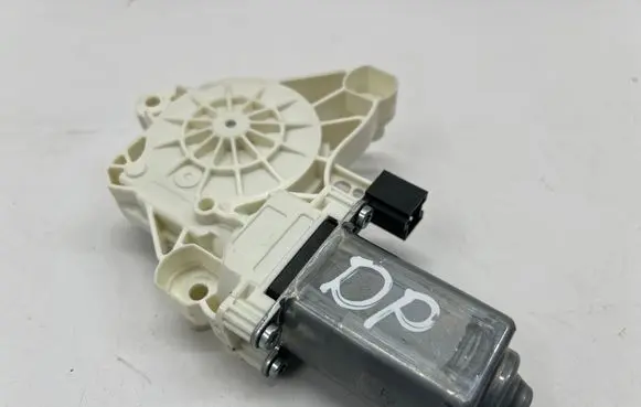 Mercedes-Benz CLA C118 X118 Front door window regulator motor A0009061607