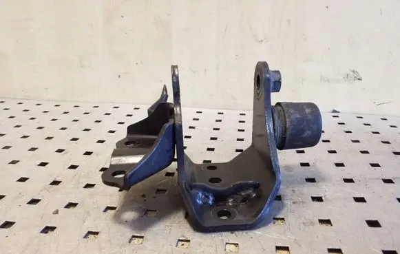 Toyota Auris 150 Engine mounting bracket