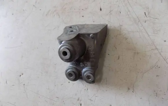 Volvo V60 Engine mounting bracket 32253993