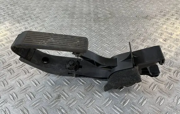 Mercedes-Benz E W211 Accelerator throttle pedal A2113000404