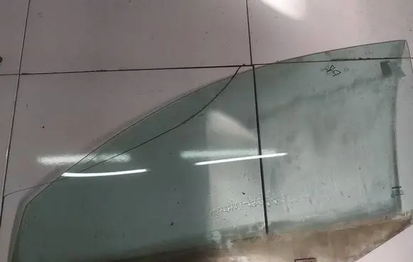 Nissan Primera Front door window glass four-door AS2