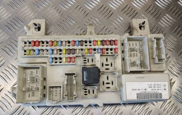 Ford Focus C-MAX Fuse module 6M5T14014AGA 4M5T14A073BJ