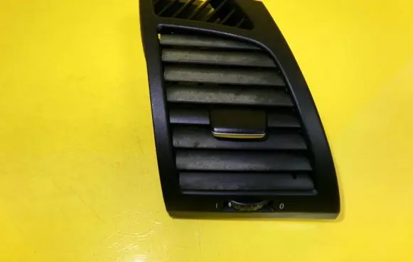BMW 1 E81 E87 Dashboard side air vent grill/cover trim 7059188