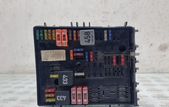 Volkswagen Golf V Fuse module 1K0937124H