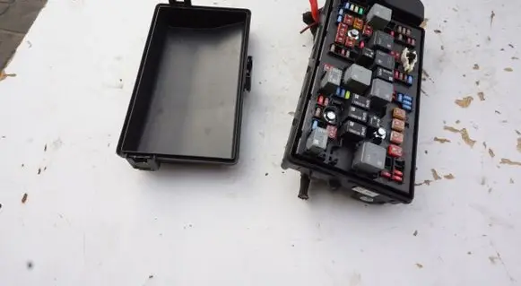 Chevrolet Captiva Relay mounting block 