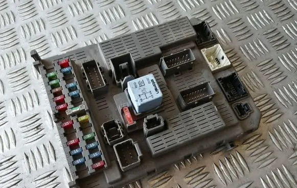 Citroen C5 Fuse module 9649301680