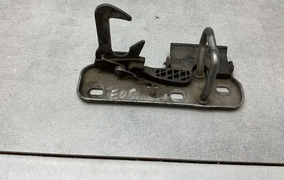 Volkswagen Eos Engine bonnet/hood lock/latch loop/hook 1Q0823480