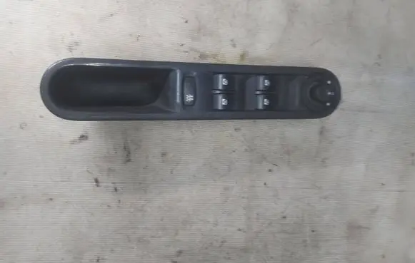 Renault Espace - Grand espace IV Electric window control switch 8200328429