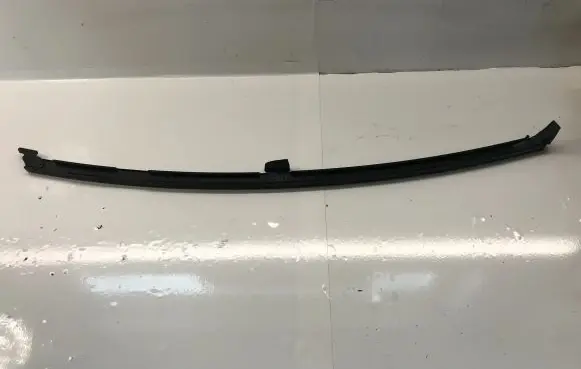 Toyota Avensis T270 Rear door windshield rail 6740720340