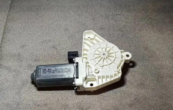 Volkswagen PASSAT B8 Front door window regulator motor 5Q4959802B 040093029021