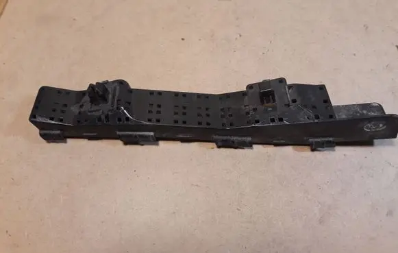 Front bumper mounting bracket