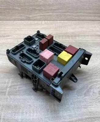 Renault Vel Satis Fuse module 8200447440 518835111