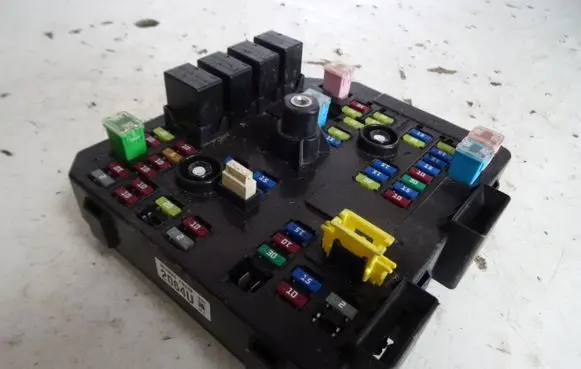 Chevrolet Captiva Fuse module 95142064