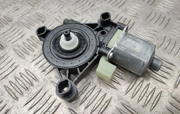 Volkswagen T-Roc Front door window regulator motor 5Q0959801A