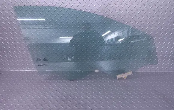 KIA Ceed Front door window glass four-door 82420J7000
