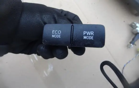 Toyota Hilux VIII Other switches/knobs/shifts 15D231