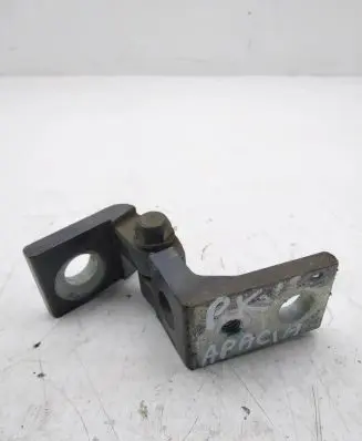 Skoda Octavia Mk2 (1Z) Front door lower hinge 