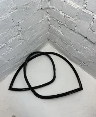 Volkswagen Touareg I Rubber seal tailgate window/glass 