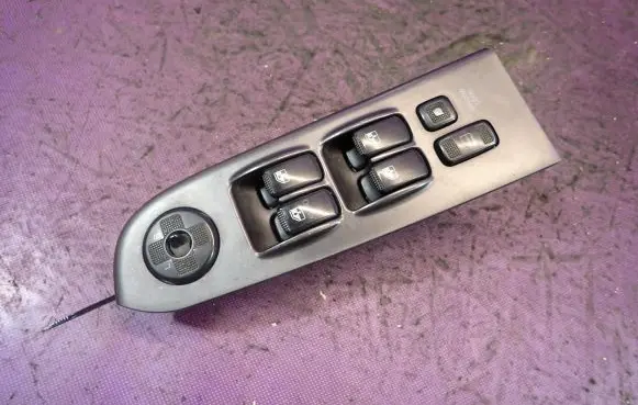 Hyundai Trajet Quarter vent window switch 621W02250