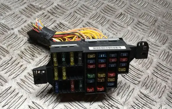 Renault Clio II Fuse module 7703297597
