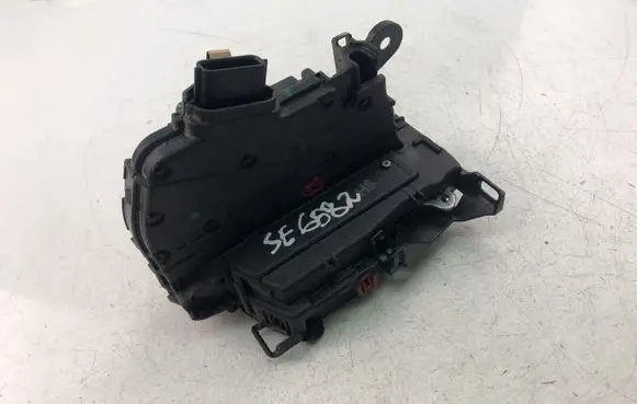 Renault Captur Rear door lock 825008835R