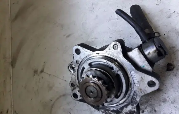 Nissan Primera Vacuum pump