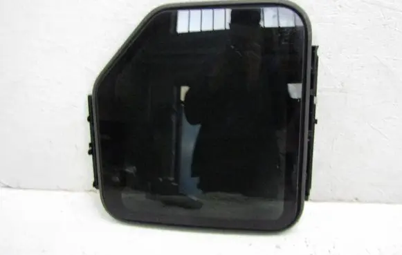 Renault Trafic III (X82) Rear vent window glass 823015676R