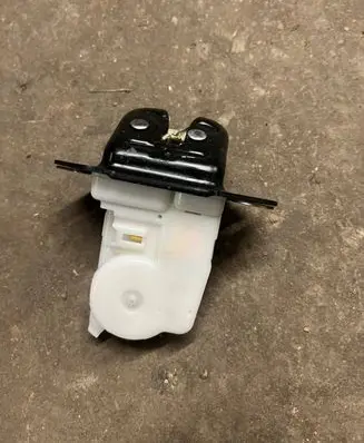 Nissan Juke I F15 Tailgate lock latch 90502EN00A