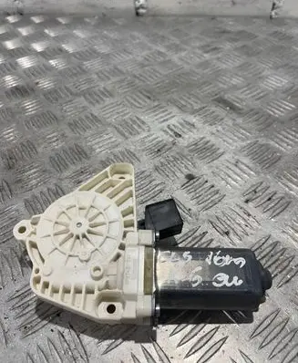 Mercedes-Benz CLS C218 X218 Front door window regulator motor A2078200542