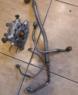 Volkswagen PASSAT B3 Fuel distributor 0438101005