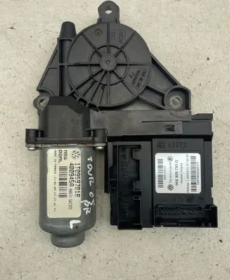 Volkswagen Touran I Front door window regulator motor 05074612 1K0959793G 12070606060375