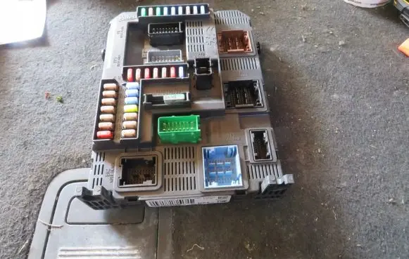 Peugeot 308 Fuse module 9807054180