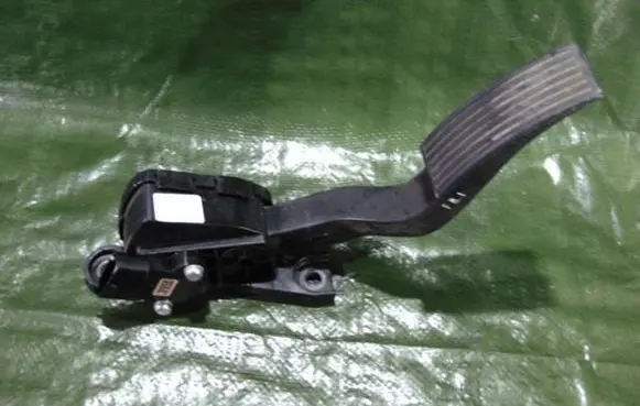 Hyundai i20 (PB PBT) Accelerator throttle pedal 3J0611J600