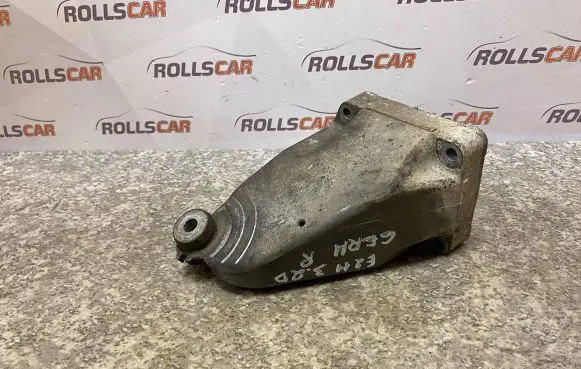 Mercedes-Benz E W211 Engine mounting bracket A6132230504