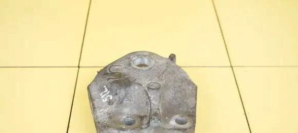 Mazda 6 Engine mounting bracket 