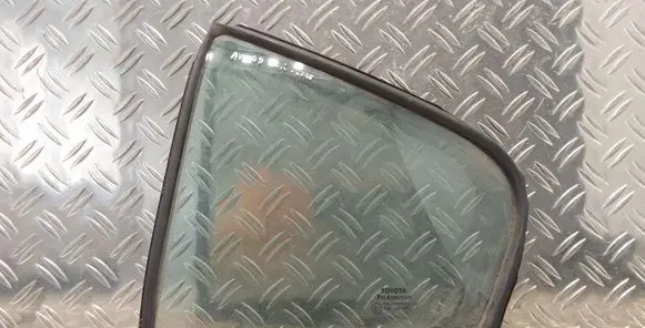 Toyota Avensis T270 Rear vent window glass 43R001583