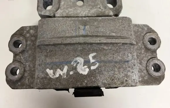 Volkswagen Golf V Engine mount bracket 1K0199555