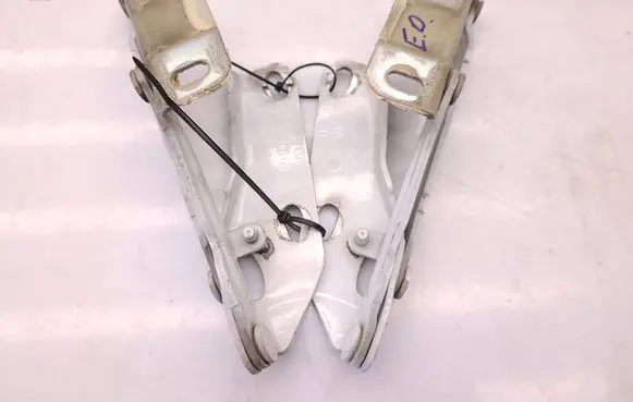 Engine bonnet/hood hinges