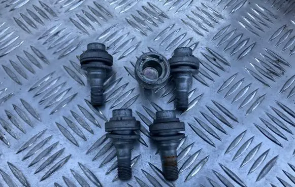 Opel Corsa F Anti-theft wheel nuts and lock 