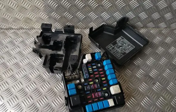 Hyundai Santa Fe Fuse module 919502B100 919502B150