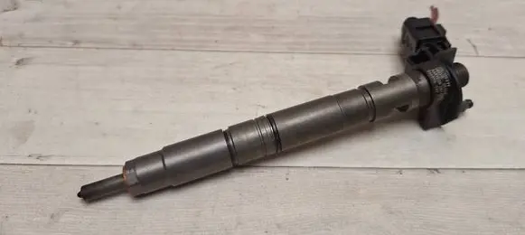 Volkswagen PASSAT B6 Fuel injector 03L130277