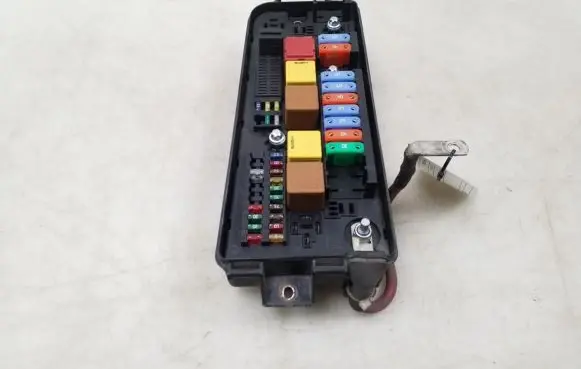 Opel Vectra C Fuse module 13144708