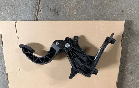 Citroen C4 III e-C4 Clutch pedal 9824262180