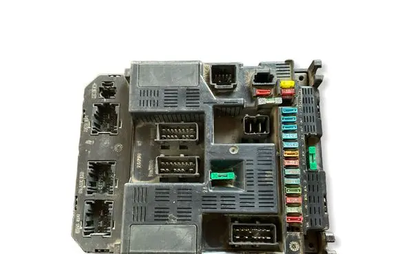 Peugeot 308 SW Fuse module 9636760580