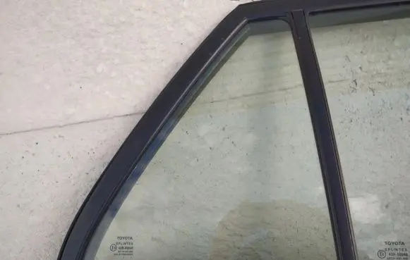 Toyota Avensis T250 Rear vent window glass 