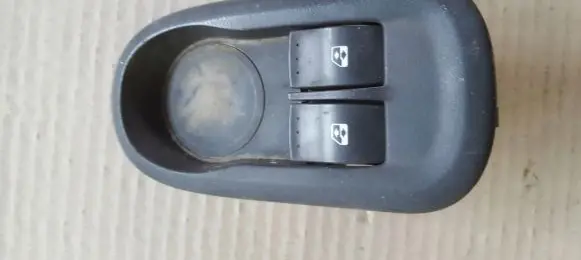 Renault Kangoo III Electric window control switch 8200548969