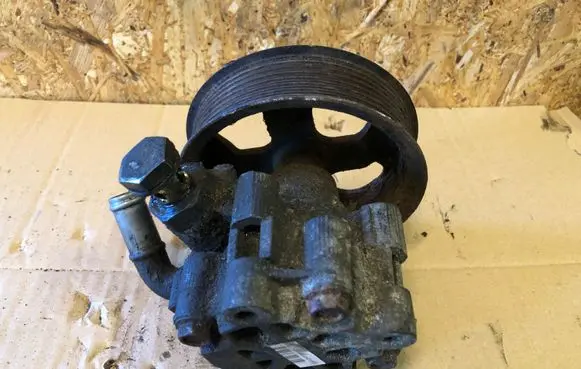 Land Rover Discovery 3 - LR3 Power steering pump V6DQVB500400U34