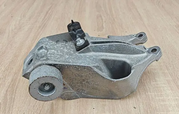 BMW 4 G22 G23 G24 G26 Engine mounting bracket 6864595
