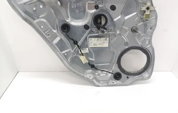 Rear door manual window regulator